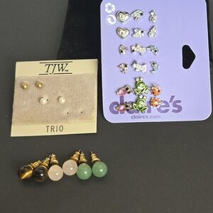 Set of post earrings